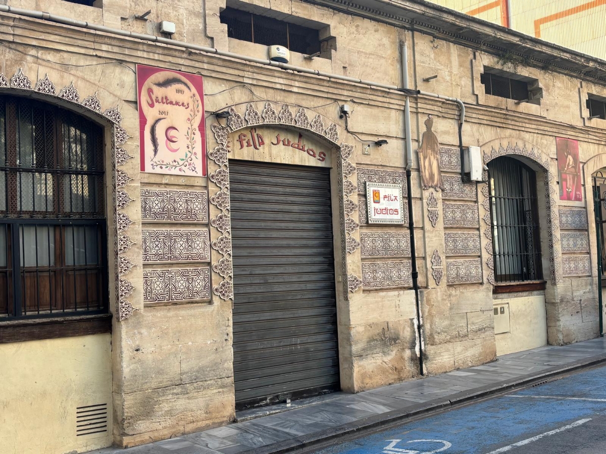 De fábricas a filaes: la marcha de industrias del Centro de Alcoy reconvirtió sus locales en sedes festeras