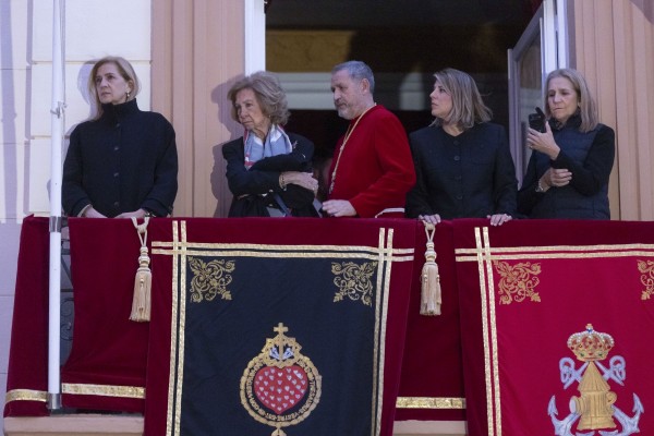 Cartagena vive una histórica procesión del Silencio con la Reina Sofía y las infantas Elena y Cristina 