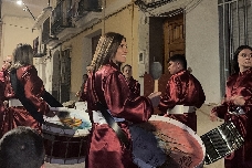 El estruendo magistral de los bombos y tambores infunde emoción en la Rompida de la Hora de Almassora