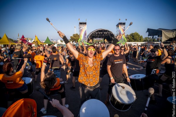 Rap y poesía valenciana se funden con el arte fallero en una 
edición del Rototom Sunsplash con guiño al territorio
