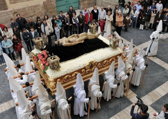 Estas son las procesiones del Sábado Santo en Murcia: el Cristo Yacente y Nuestra Señora de la Luz saldrán a las 19:00