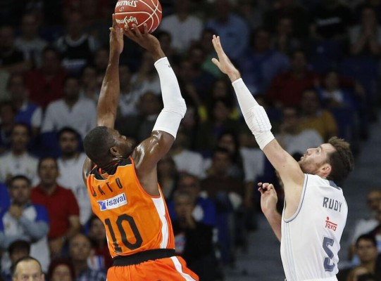 El Valencia Basket da la sorpresa en el primer partido de la Liga y derrota al Real Madrid