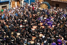 L'Alcora rompe la hora al mediodía con el latido de mil tambores y bombos en memoria de Melchor Paús