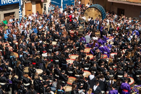 L'Alcora rompe la hora al mediodía con el latido de mil tambores y bombos en memoria de Melchor Paús
