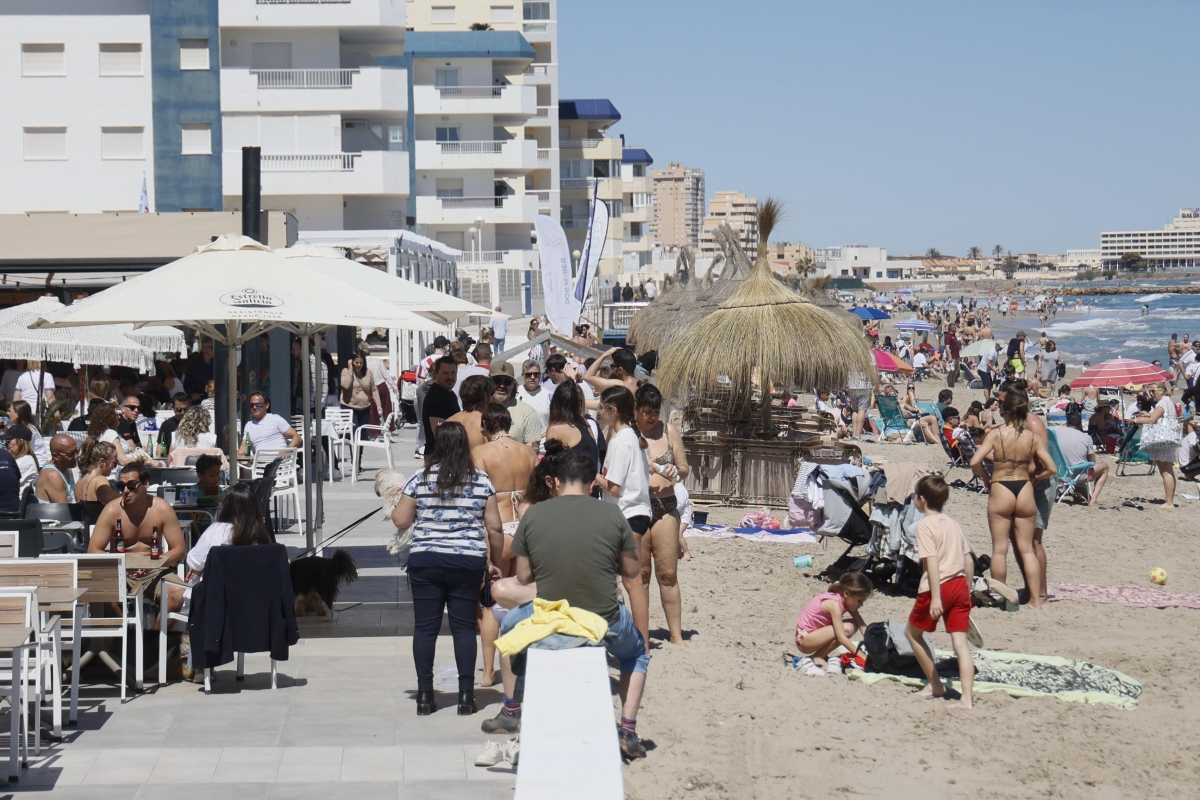 Fotogalería: playas y terrazas de Cabo de Palos se llenan de personas atraídas por el buen tiempo