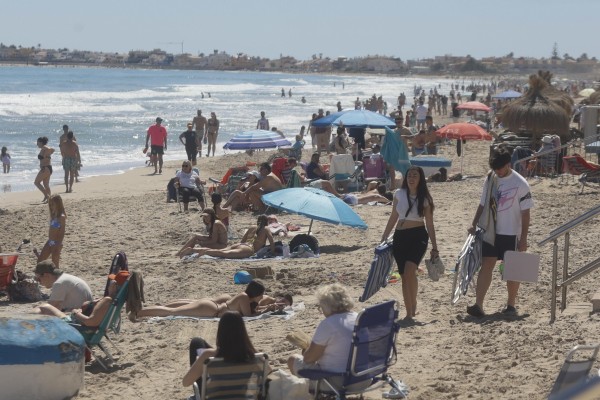 Fotogalería: playas y terrazas de Cabo de Palos se llenan de personas atraídas por el buen tiempo