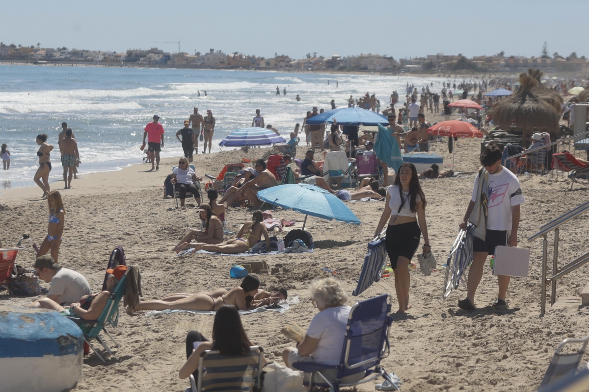Fotogalería: playas y terrazas de Cabo de Palos se llenan de personas atraídas por el buen tiempo