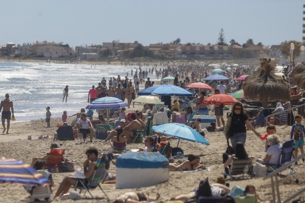 Sol, arena y agua hasta los tobillos: las escapadas de Semana Santa llenan las playas de Cabo de Palos