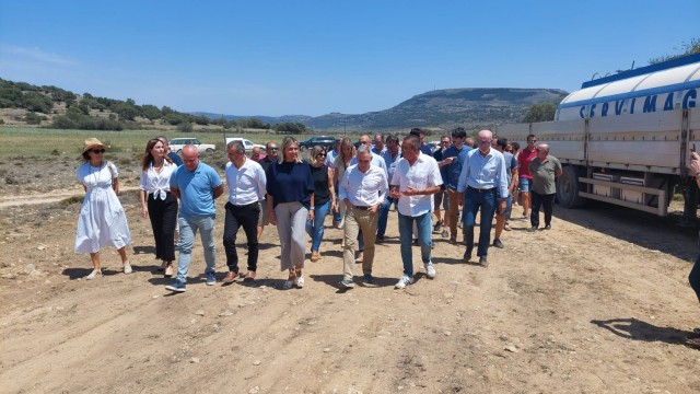 Ares del Maestre recibe las primeras cubas de agua para abastecer a la ganadería