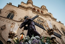 Castelló vive con solemnidad y tradición la procesión del Santo Entierro con las cuatro cofradías locales