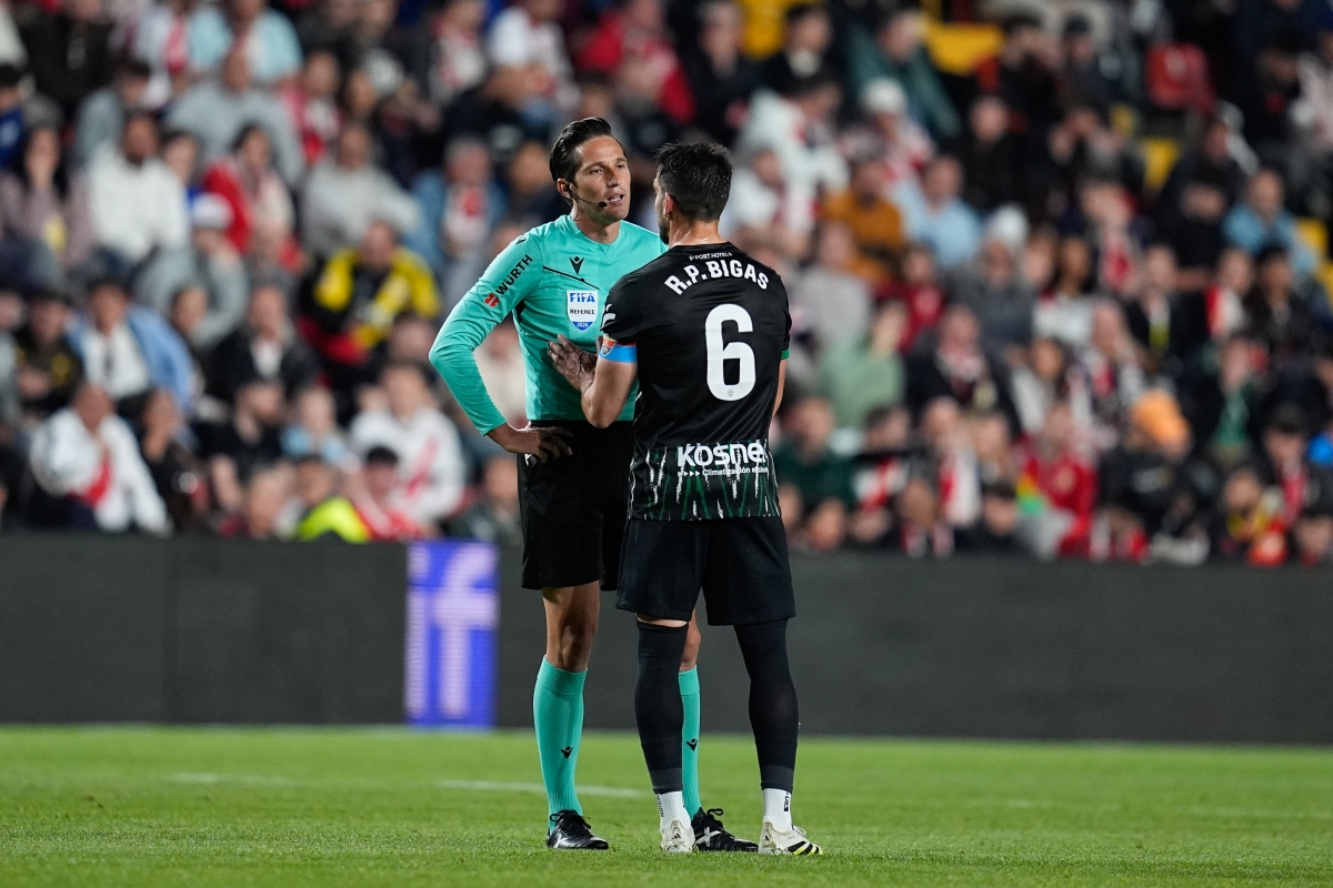 Otra vez fuera, otra vez nada: el Elche CF se apaga en Vallecas donde le castiga una roja a Bigas y la 'ley del ex'