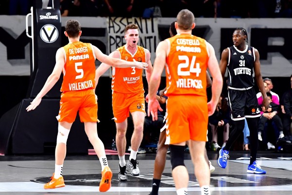 Valencia Basket da un paso de gigante al ritmo de Reuvers en Bolonia