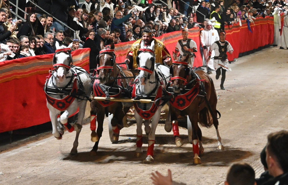El 'emperador' Teodosio López Miras vuelve a tomar las riendas de una cuadriga en el Viernes Santo de Lorca