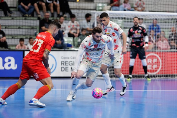 ElPozo, con goles de los Ricardos, conserva el liderato de Primera ganándole otro derbi al campeón
