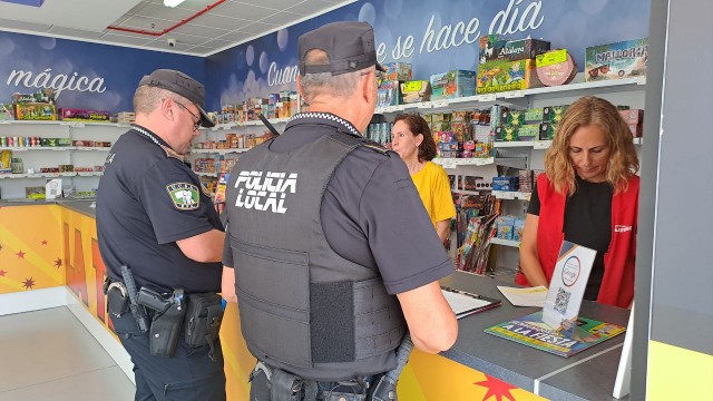 La Policía Local de Elche inspecciona los puntos de venta de pirotecnia abiertos hasta el 13 de agosto