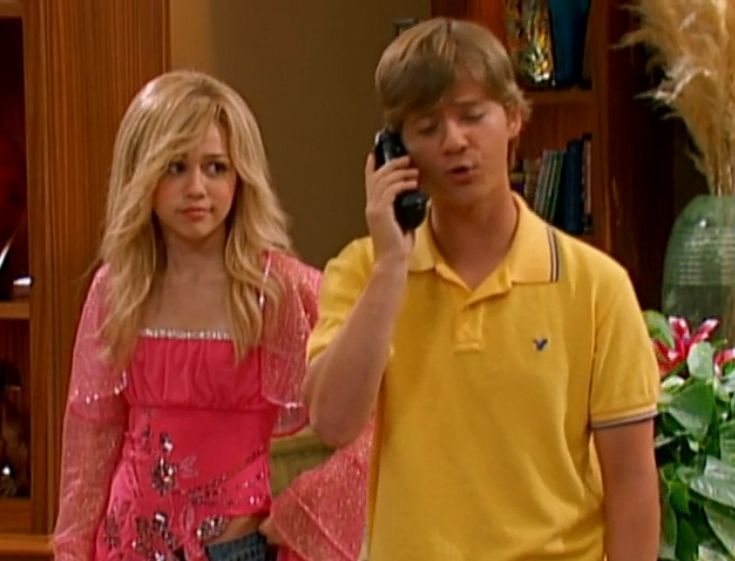 Miley Cyrus se transforma por primera vez en Hannah Montana en el episodio piloto - Miley Cyrus se transforma por primera vez en Hannah Montana en el episodio piloto