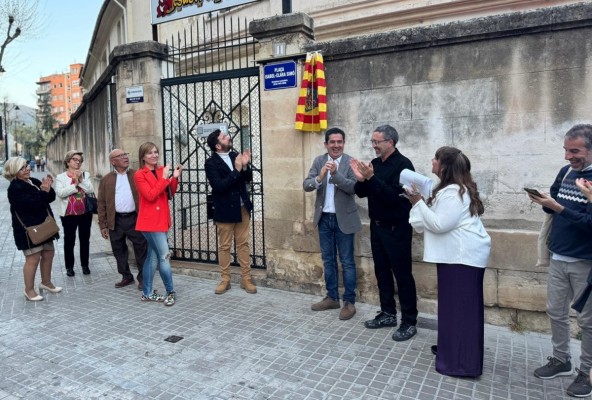 Alcoi ja té la plaça Isabel-Clara Simó: la seua ciutat li ret homenatge amb les seues lletres i la música