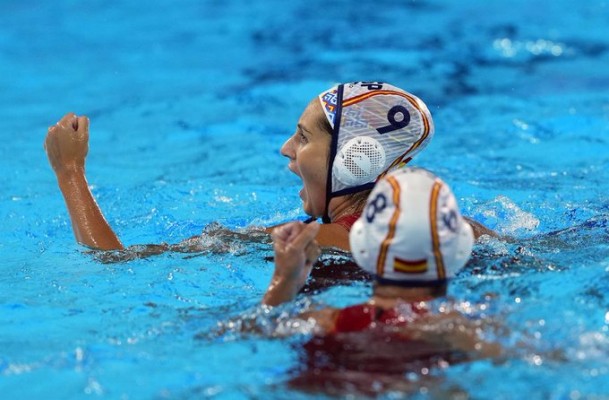 La selección femenina de waterpolo arrolla a Canadá y se mete en la pelea por las medallas