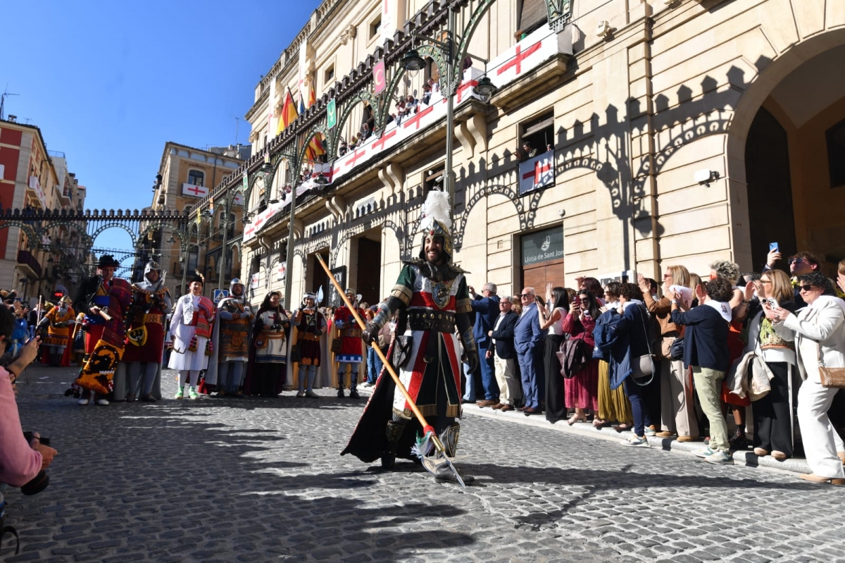 Alcoy marca con el desfile de la Gloria su cuenta atrás hacia las Fiestas de Moros y Cristianos