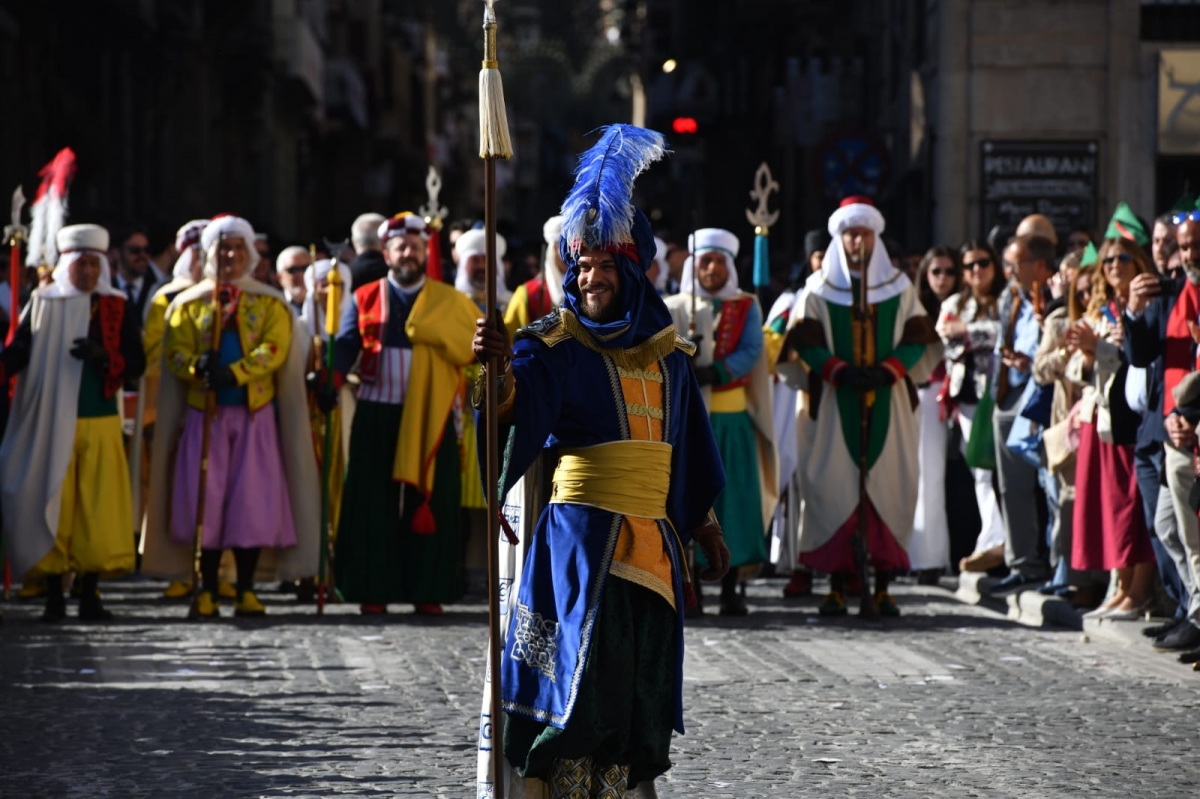 Festeros y sargento a punto para estrenar el desfile de Gloria. - Foto: RAFA MOLINA Festeros y sargento a punto para estrenar el desfile de Gloria.