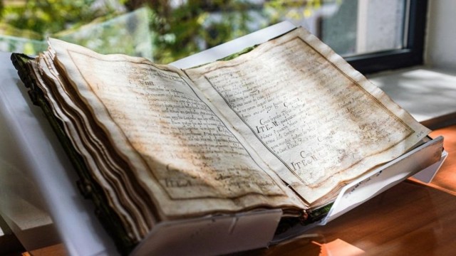 La policía localiza un libro manuscrito del siglo XVII procedente del Colegio del Arte Mayor de la Seda de València