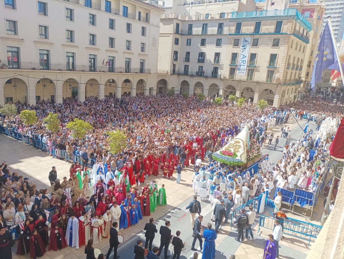 Seis cañones disparan más de 500.000 aleluyas en el Encuentro del Resucitado y la Virgen de la Alegría de Alicante
