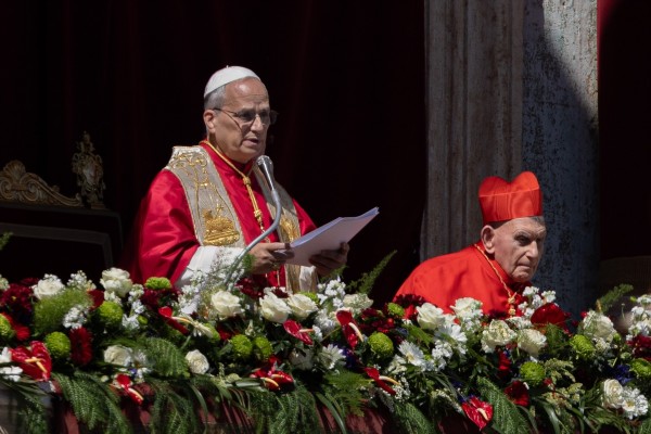 El Papa oficia su primera Misa de Resurrección y pide en el 'Urbi et Orbi' que se abandonen las armas