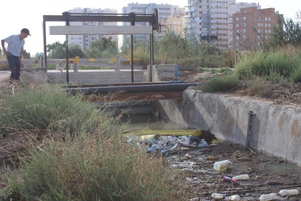 La CHS licita el mantenimiento y limpieza de residuos en las redes de flotantes por 310.000 euros