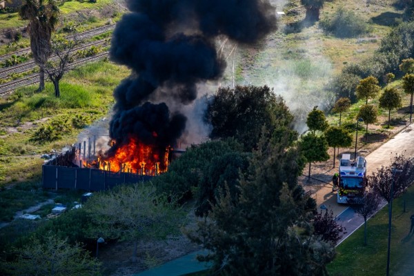 Controlado un espectacular incendio originado junto a Casa Mediterráneo de Alicante
