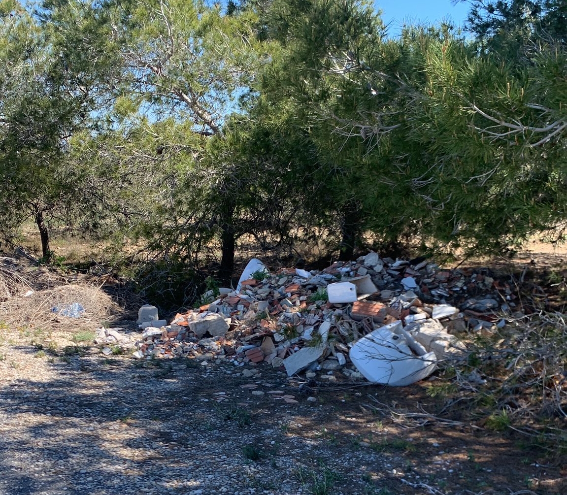 Continúan las denuncias vecinales en Elche por vertidos en las pedanías: ahora en la sierra del Molar de La Marina