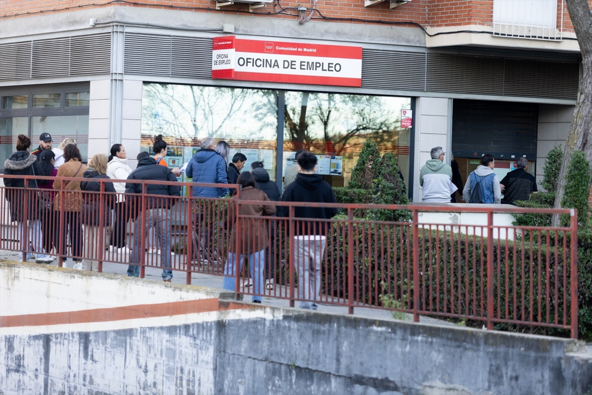 El paro baja en 22.934 personas en marzo, casi el doble que en 2025, impulsado por el sector servicios