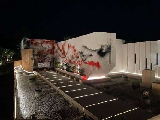 Futuro Vegetal vandaliza la fachada de la mansión de Leo Messi en Ibiza