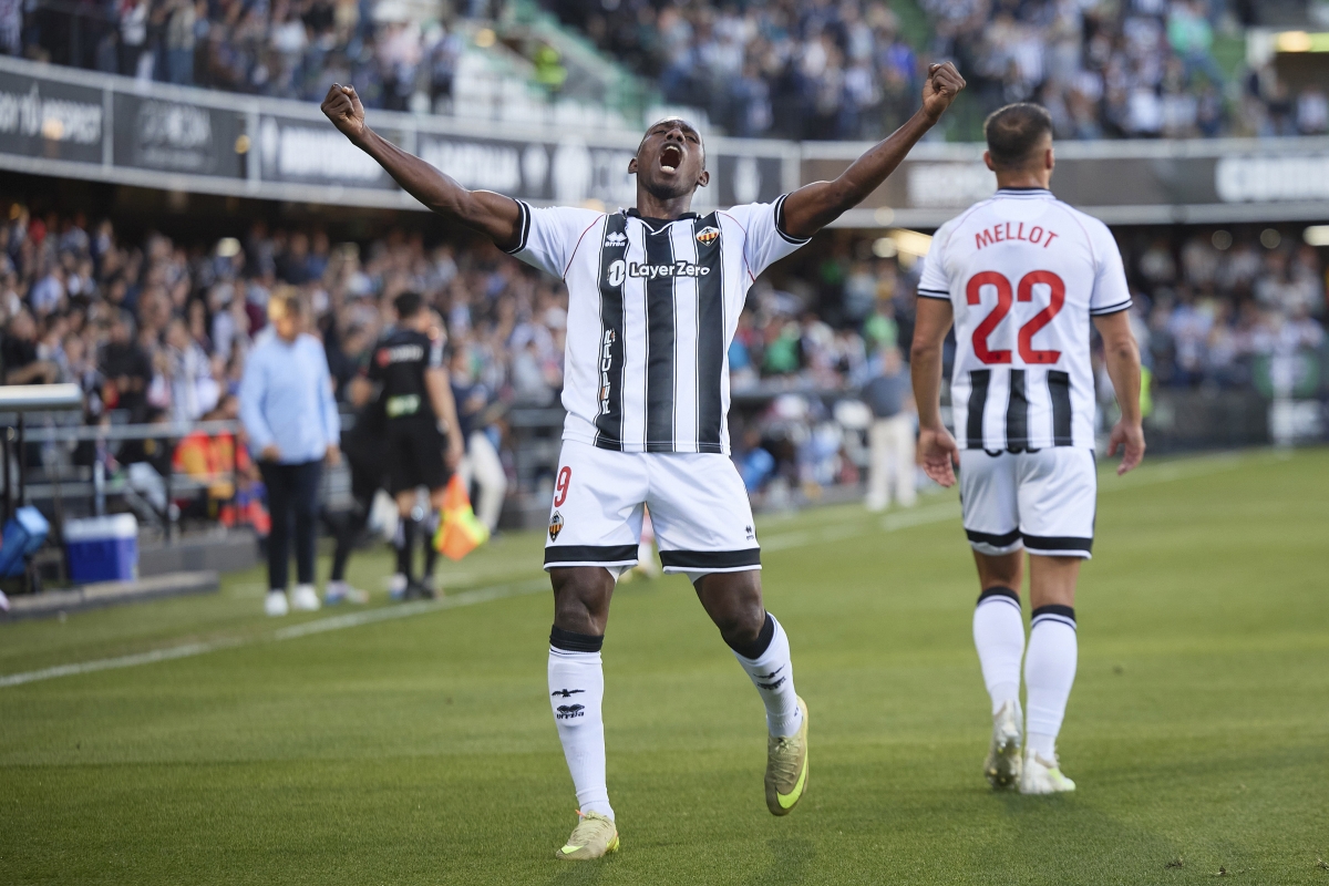 El Castellón se impone al Granada y mantiene muy vivo su sueño