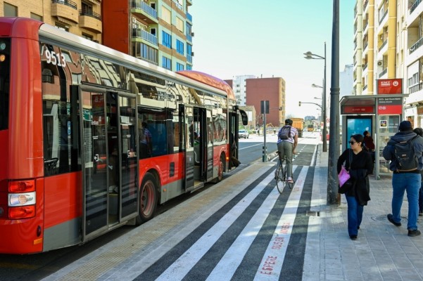 Entra en funcionamiento un nuevo tramo del carril bici de la calle San Vicente
