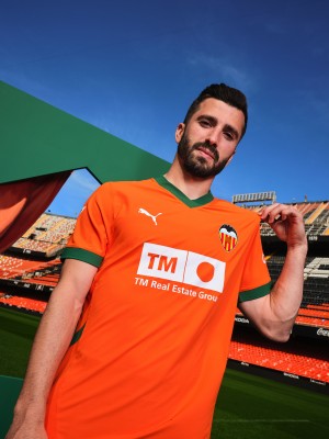 La tercera equipación del Valencia: camiseta naranja y pantalones y detalles en verde