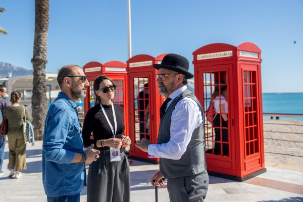 Cabinas telefónicas convertidas en portales literarios que emocionaron al público en la playa de l’Albir