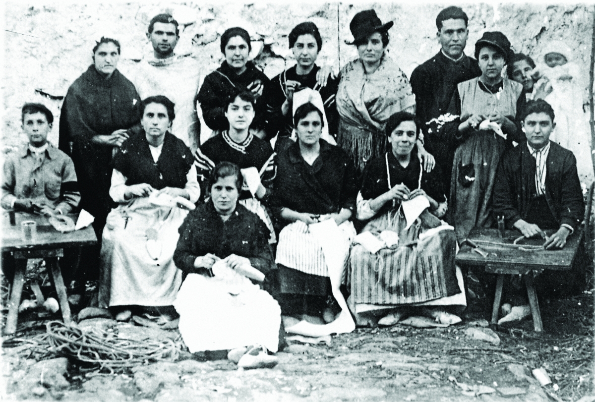 Un grupo de espardenyers de la calle San José.