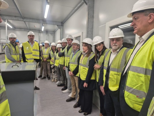 Villena recibe al conseller de Medio Ambiente en la planta de VAERSA tras su modernización con 14 millones de fondos europeos
