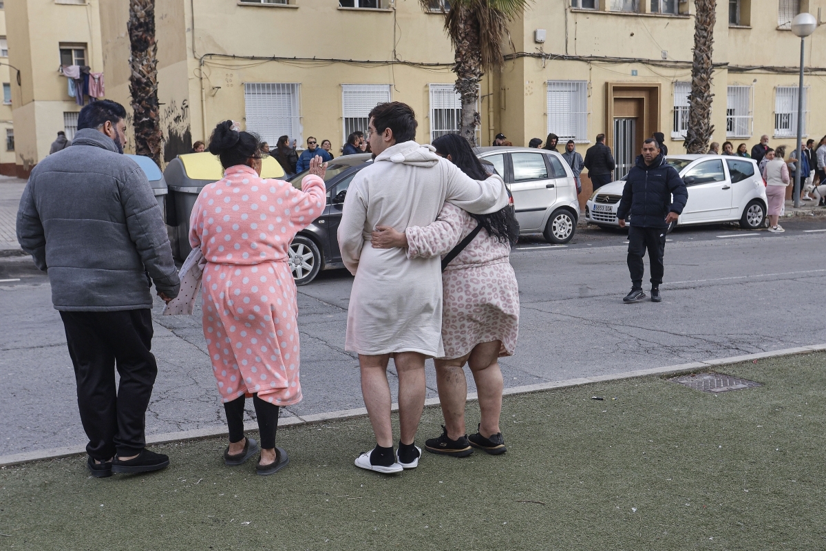 Los vecinos desalojados tras el incendio. - Foto: EFE/PEP MORELL Los vecinos desalojados tras el incendio.