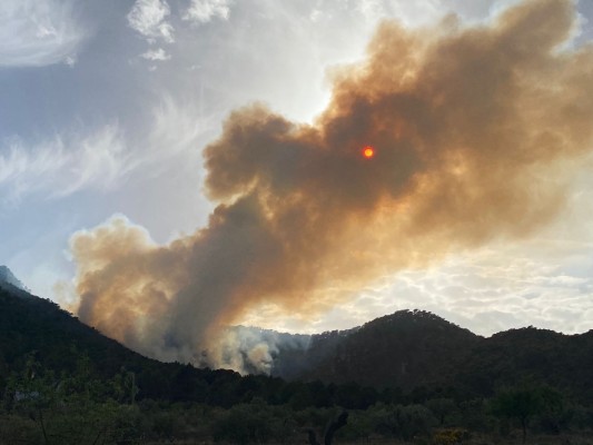 Controlado el incendio en las faldas del Maigmó de Tibi tras arrasar 10 hectáreas