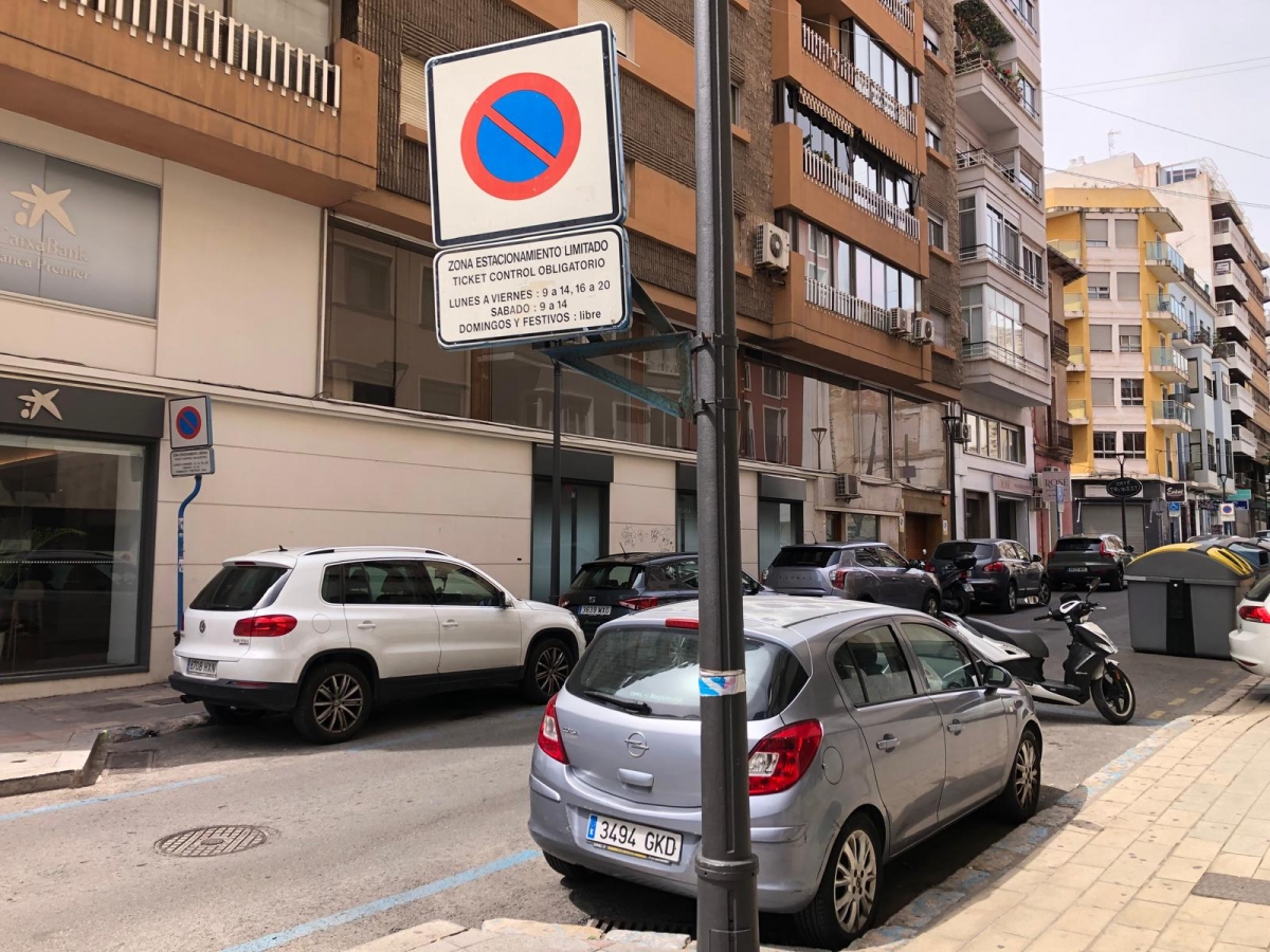 El PSOE de Alicante exige la retirada del concurso de la zona azul al ver un afán recaudatorio