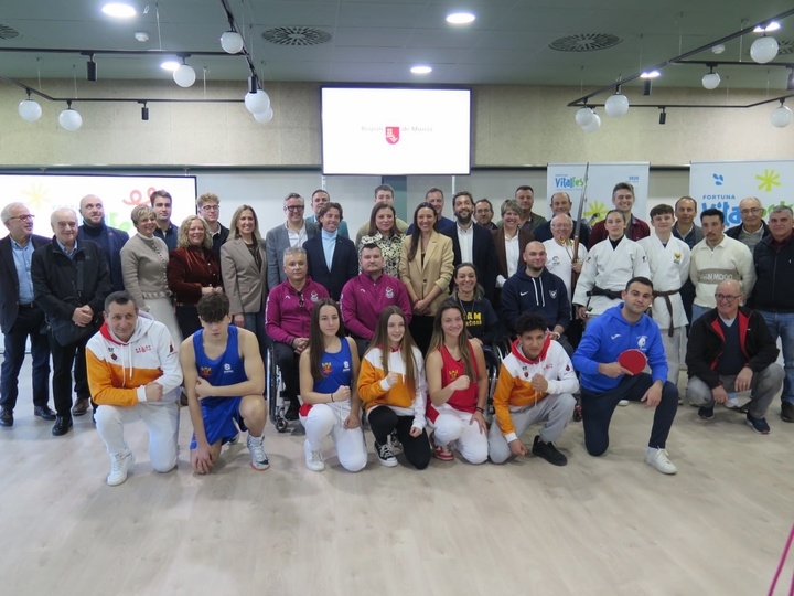 La alcaldesa de Fortuna, Cati Herrero, presenta el Fortuna Vital Fest junto a las federaciones deportivas. - Foto: AYTO FORTUNA La alcaldesa de Fortuna, Cati Herrero, presenta el Fortuna Vital Fest junto a las federaciones deportivas.