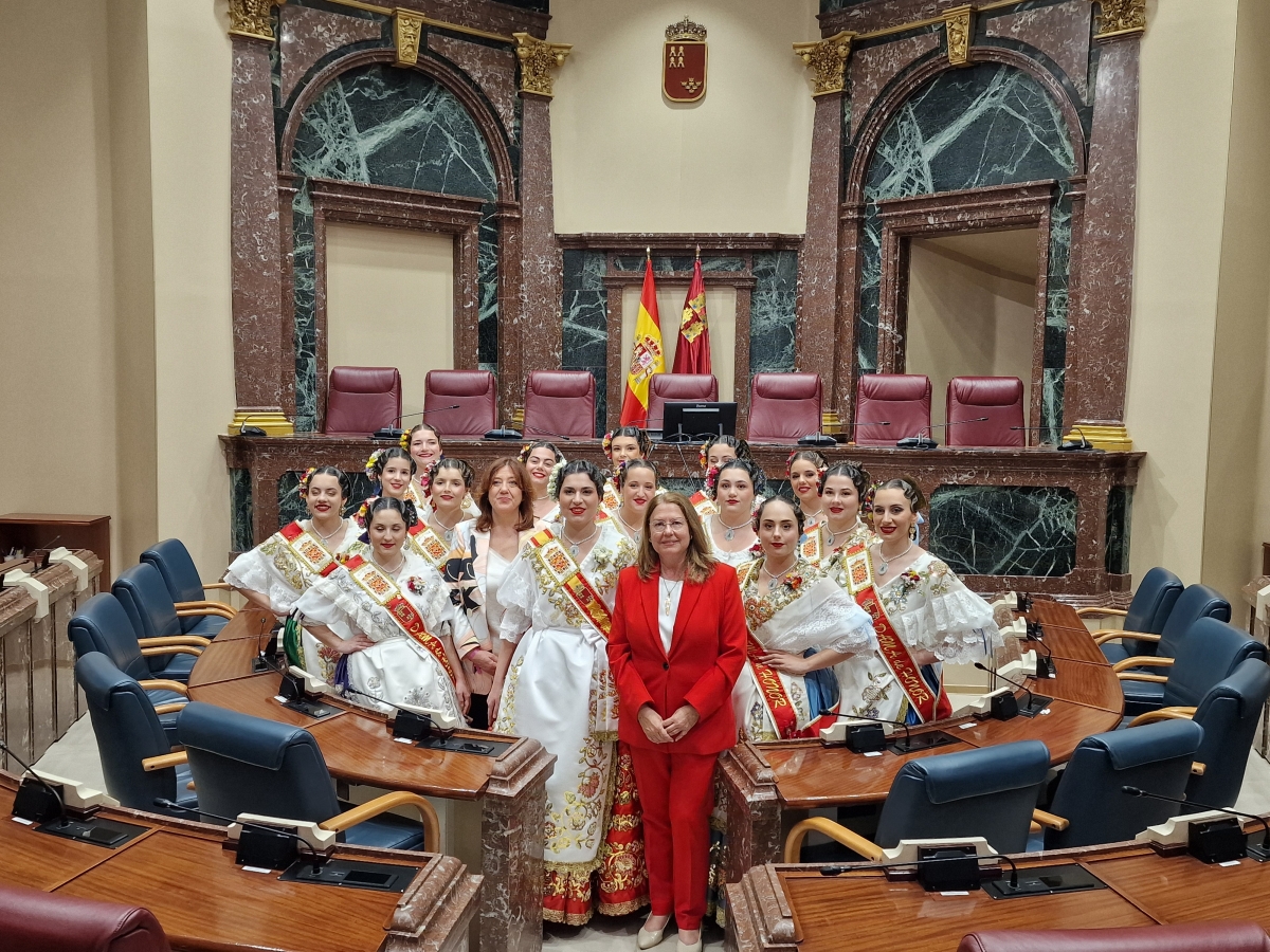 La Reina de la Huerta y las catorce damas de su Corte de Honor visitan la Asamblea Regional