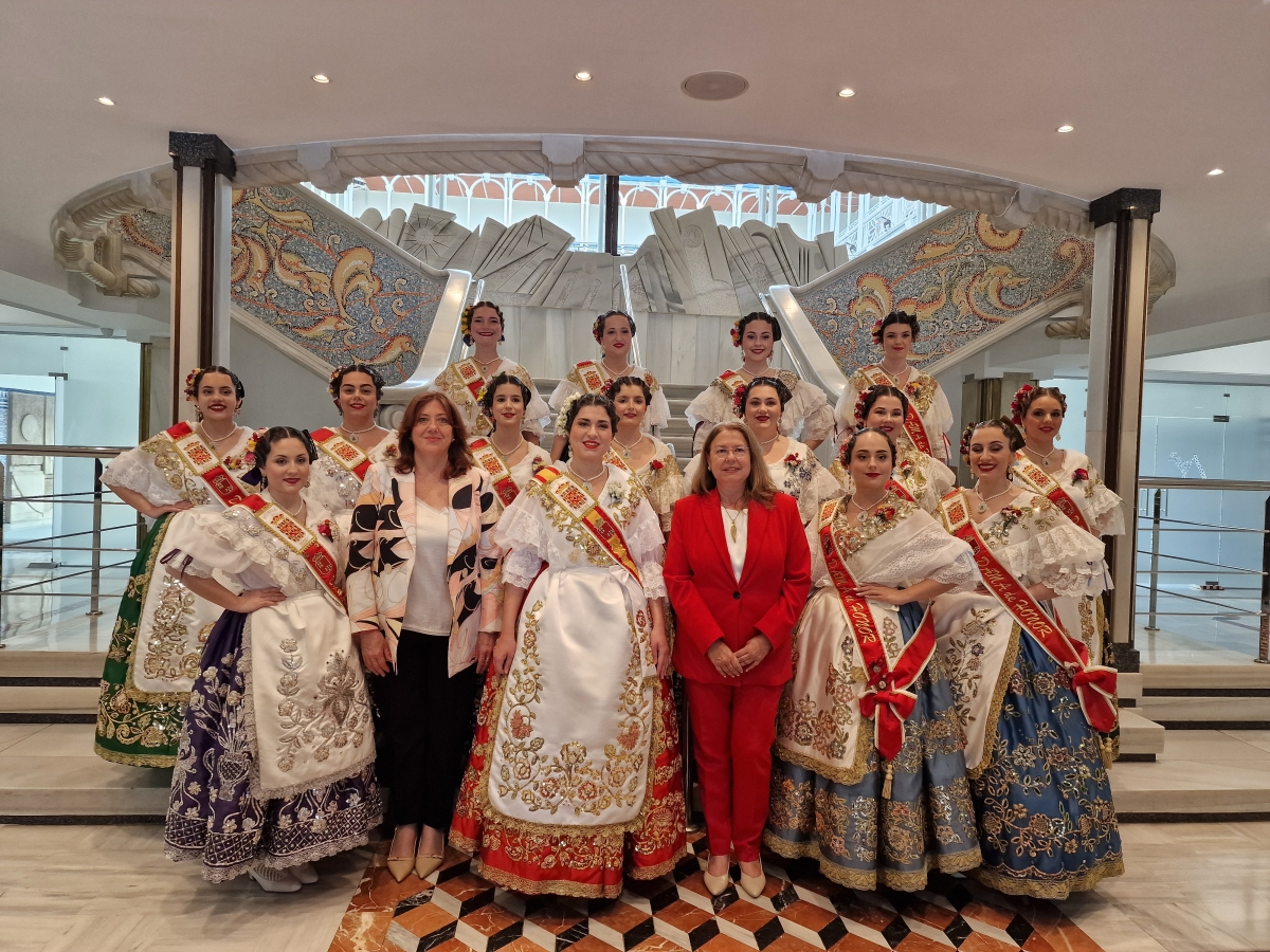 La Reina de la Huerta y su corte, en la Asamblea Regional.