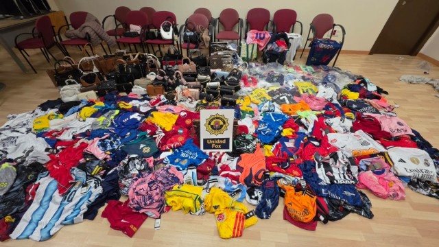 Equipajes de fútbol, bolsos... La Policía interviene 750 artículos falsos en la playa del Postiguet de Alicante