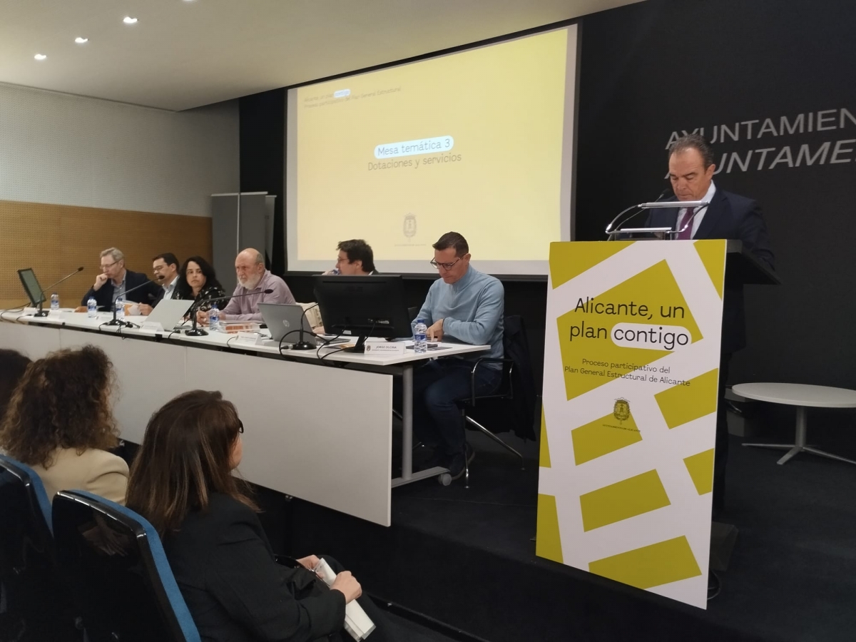 Un momento de la mesa técnica sobre el PGE de Alicante. - Un momento de la mesa técnica sobre el PGE de Alicante.