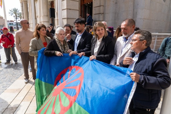 Cuatro banderas gitanas ondean en el Ayuntamiento de Cartagena, que recuperará la Semana Cultural del pueblo calé