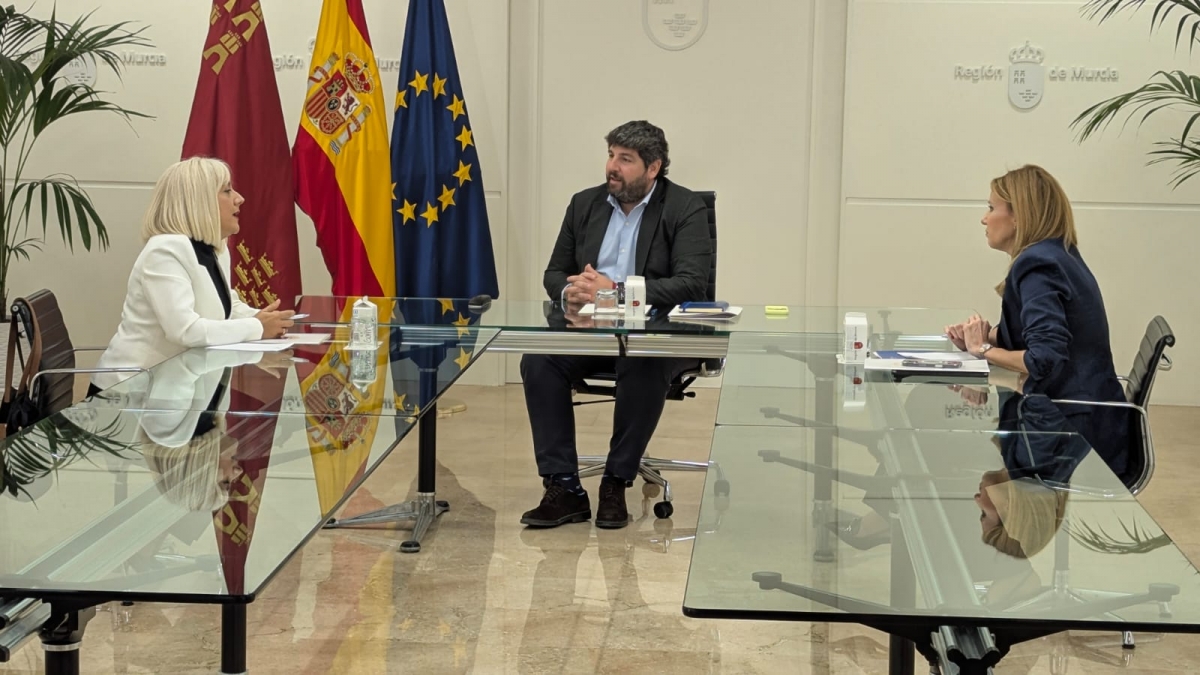 El presidente de la Comunidad, Fernando López Miras y la secretaria general de UGT, Paqui Sánchez.