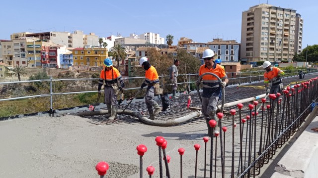 Las obras del puente sobre el río Amadorio de la Vila Joiosa llegan al hormigonado de la losa