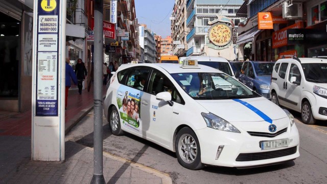 Benidorm cambia los requisitos para la obtención del certificado municipal de aptitud para conducir taxis